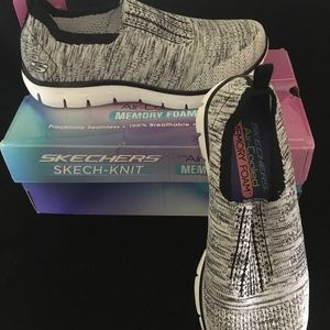 Sketchers Women's Empire Inside Walking Shoe 8